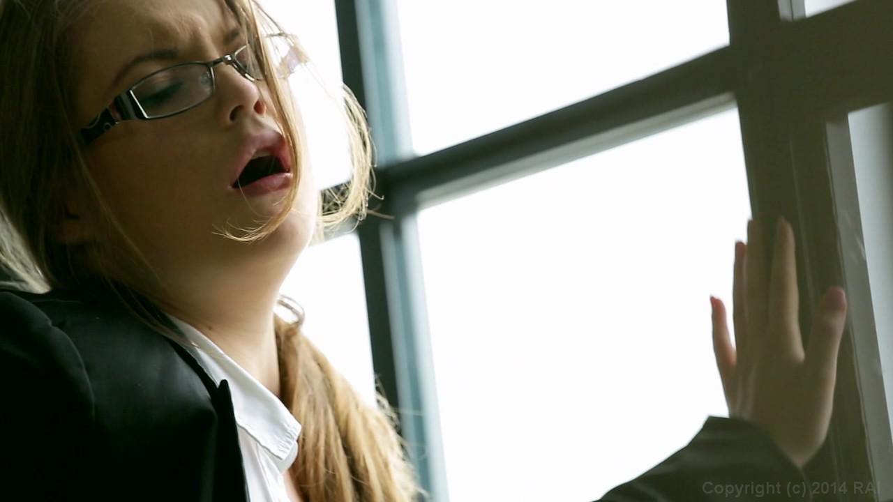 Secretary With Glasses サンプル画像