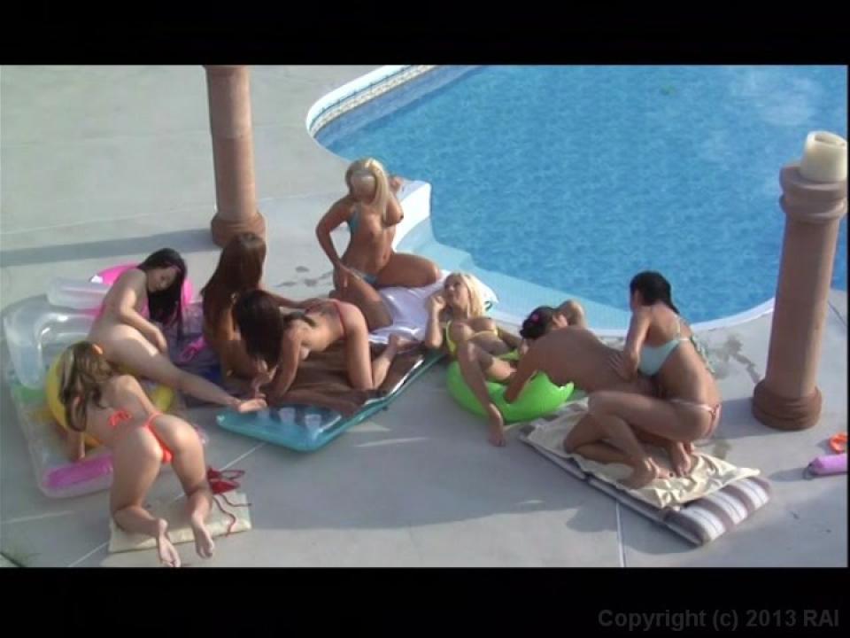 Lesbian Pool Party サンプル画像32