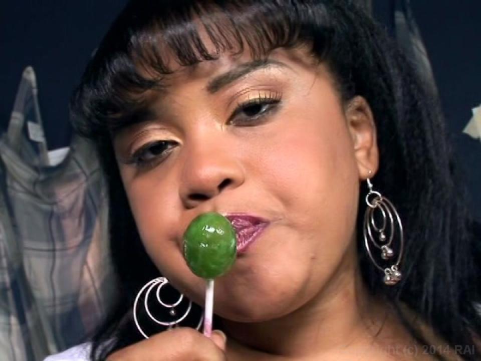 Busty Big-Uns サンプル画像1