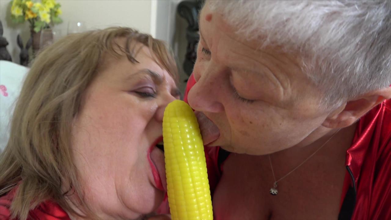 Lesbian Grannies Enjoy Wine & Dildos サンプル画像