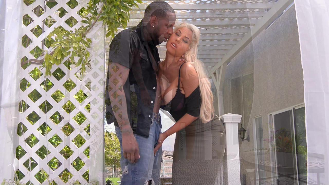 Boobs Exposed By Black Men サンプル画像