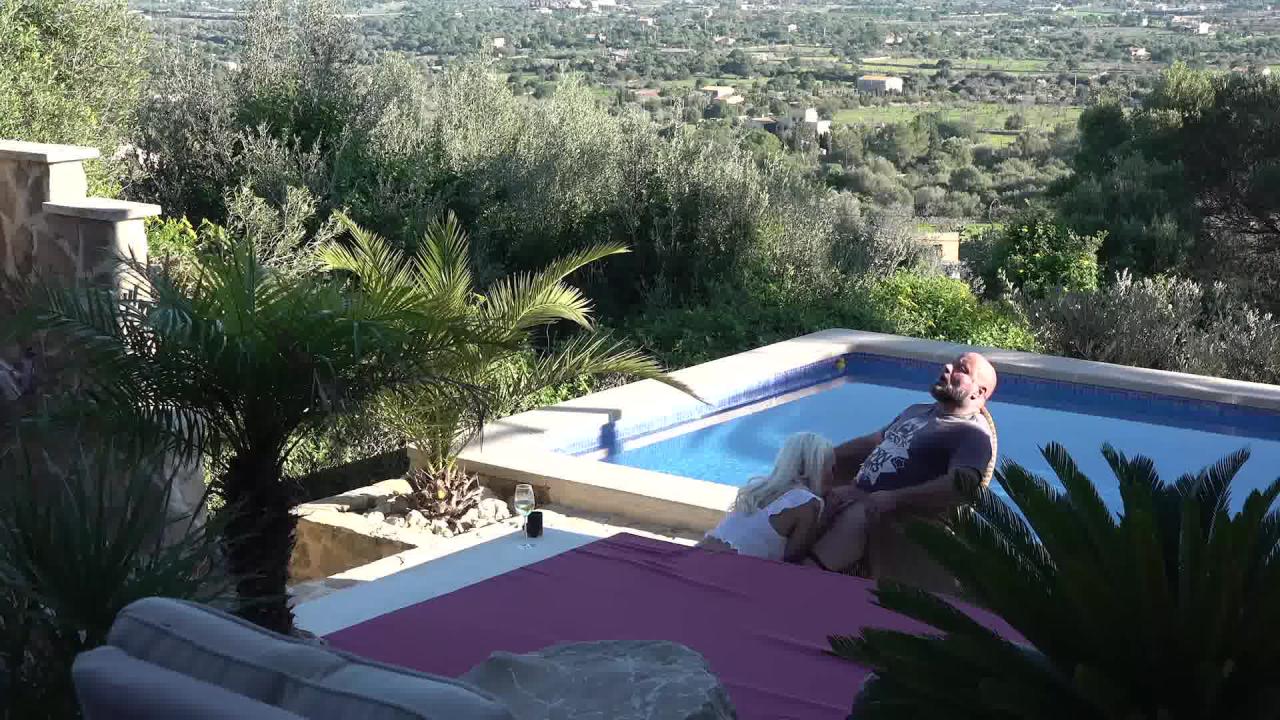 German Sluts Partying In Mallorca サンプル画像