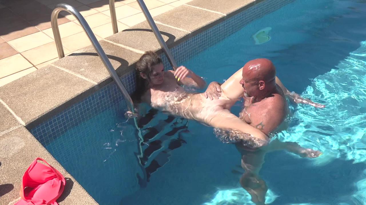 German Sluts Partying In Mallorca サンプル画像