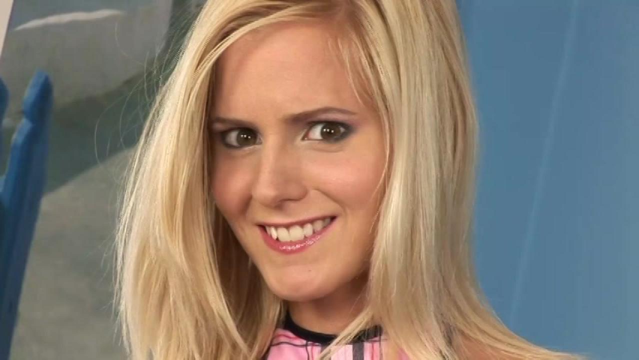 Bitty Boobed Blondes サンプル画像
