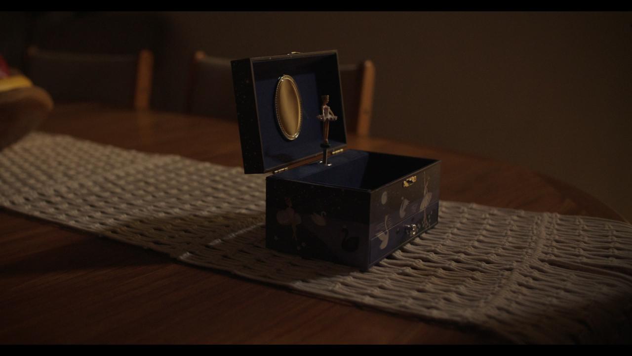 Broken Butterfly: The Perfect Shade Of Blu サンプル画像