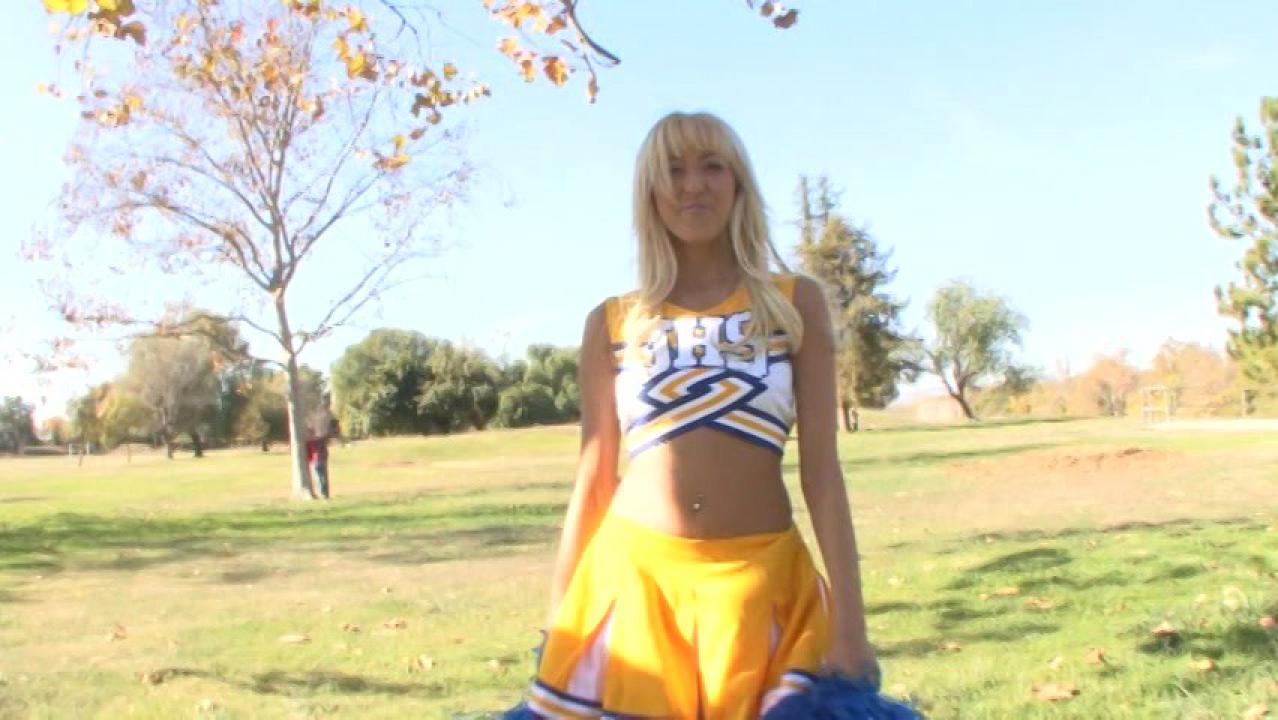 Everybody Loves Cheerleaders 2 (2 DVD Set) サンプル画像0