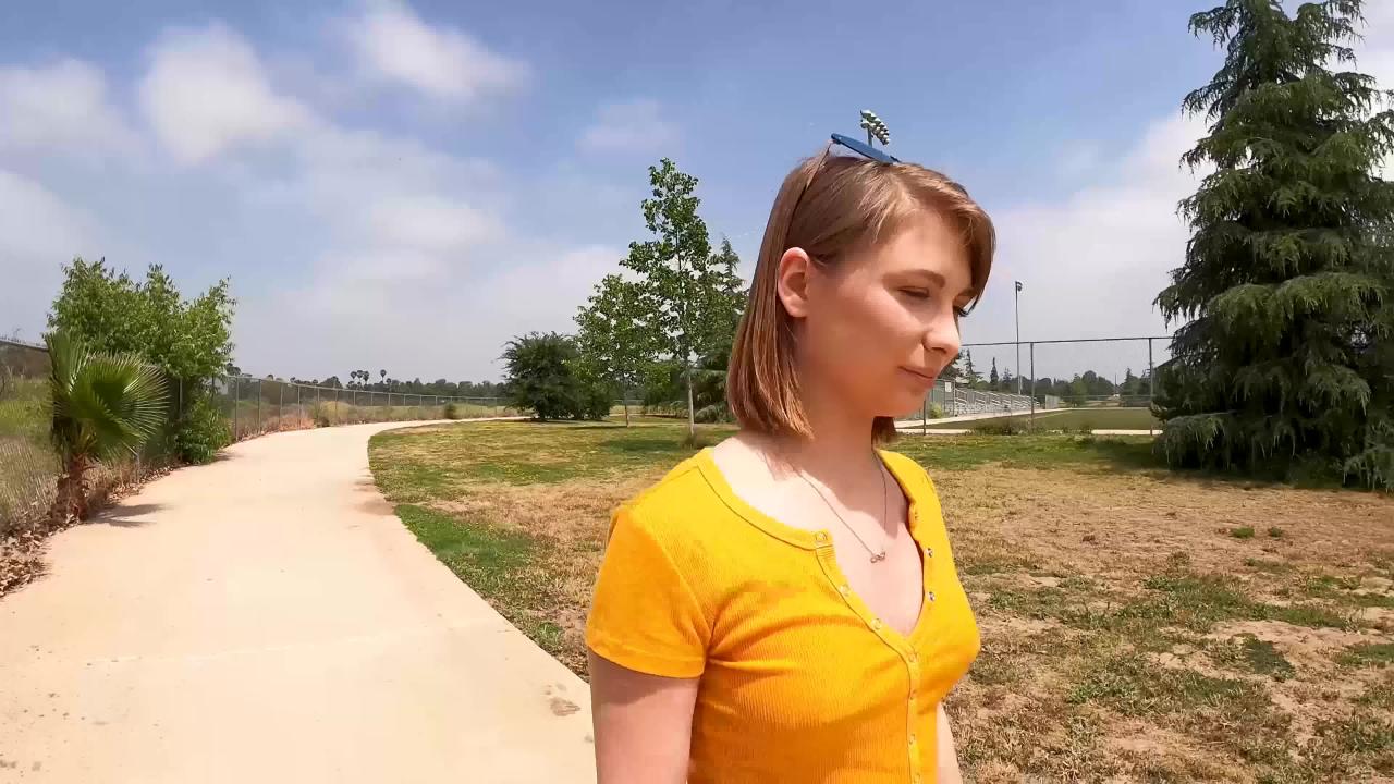Petites In Public 5 サンプル画像