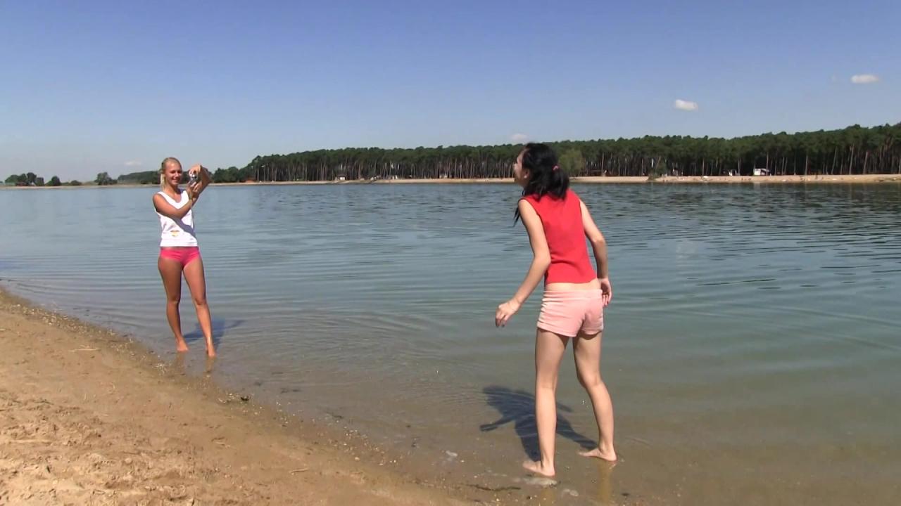 Teen Exhibitionists Caught On Film サンプル画像