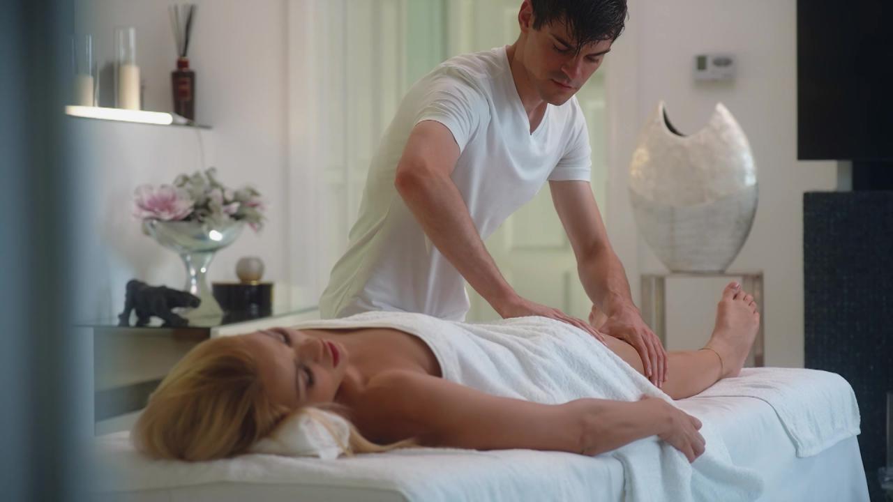 Greased Up MILFs Love Huge Cock サンプル画像