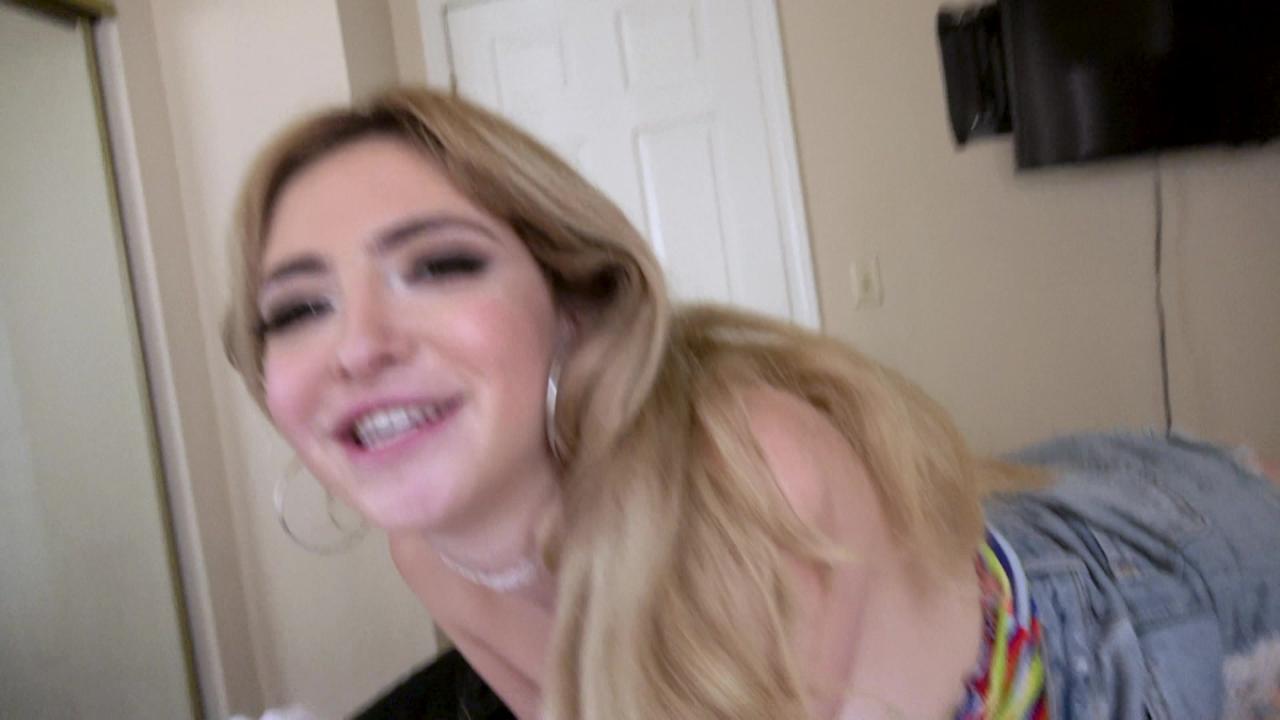 James Deen Banging A Bunch Of Teens サンプル画像1