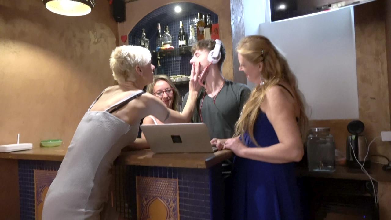 Grannies Fucked Me Raw サンプル画像0