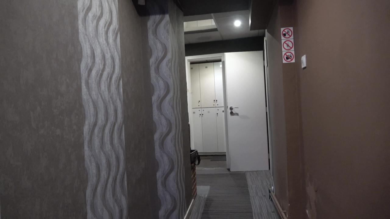 Over 50 Busy Going Down On Dick サンプル画像32