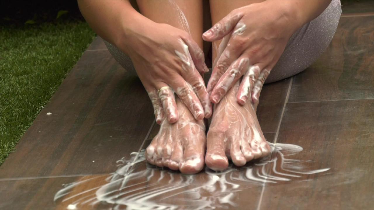 Amateur Babes Hook Up With Foot Fetish サンプル画像10